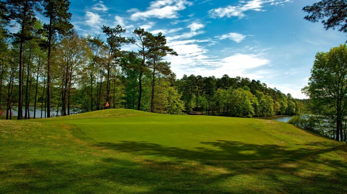 lapangan golf dengan pemandangan menakjubkan